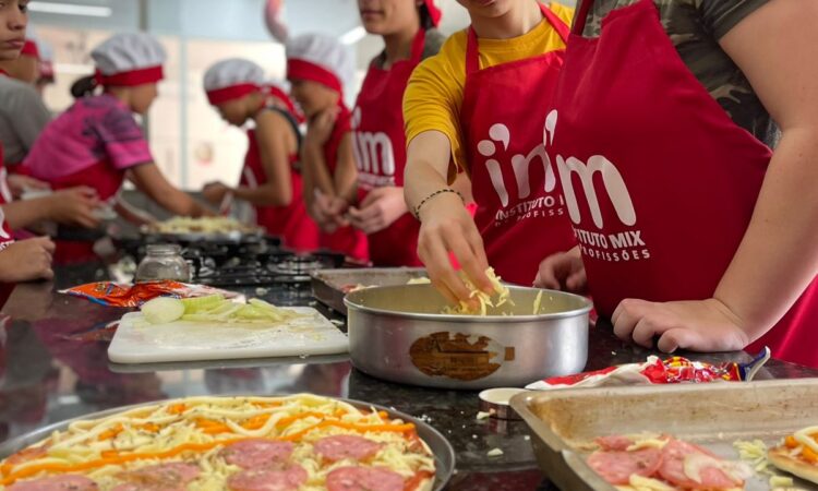 ADOLESCENTES INICIAM AULAS NO PROJETO JOVEM CONFEITEIRO