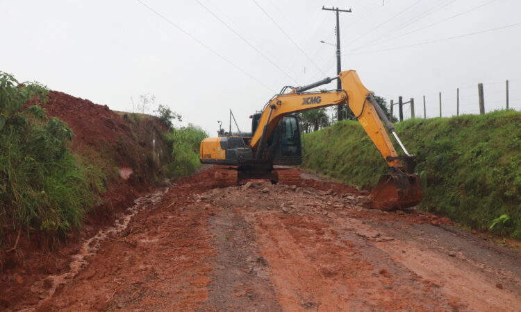 TRÂNSITO BLOQUEADO NA ESTRADA BOA ESPERANÇA ALTA