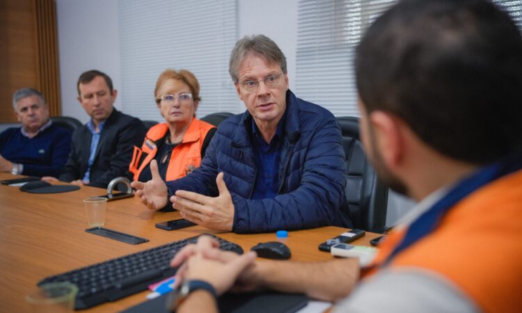 PREFEITO NA REUNIÃO DO GABINETE DE CRISE, EM SANTA CRUZ