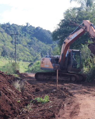 OBRAS TRABALHA EM MELHORIAS NAS ESTRADAS