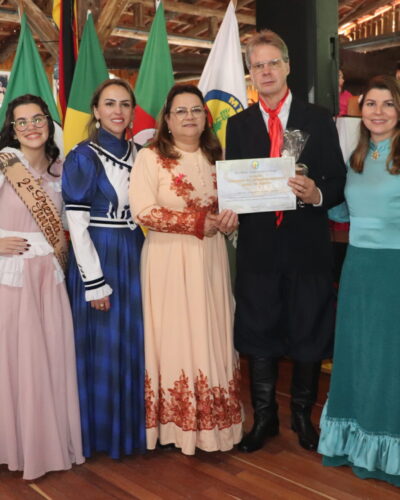 PREFEITO E TRADICIONALISTAS HOMENAGEADOS PELO MTG