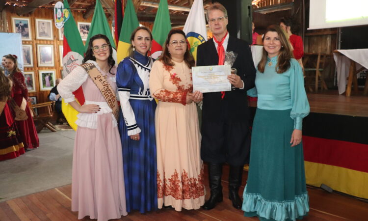 PREFEITO E TRADICIONALISTAS HOMENAGEADOS PELO MTG