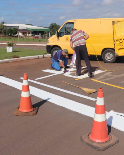 VIAS PÚBLICAS RECEBEM PINTURA