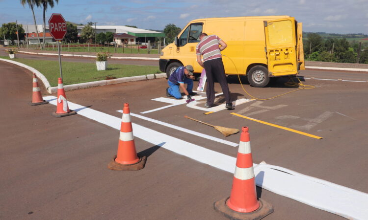 VIAS PÚBLICAS RECEBEM PINTURA