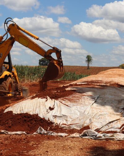 AGRICULTURA E OBRAS TRABALHANDO NO FECHAMENTO DE SILOS