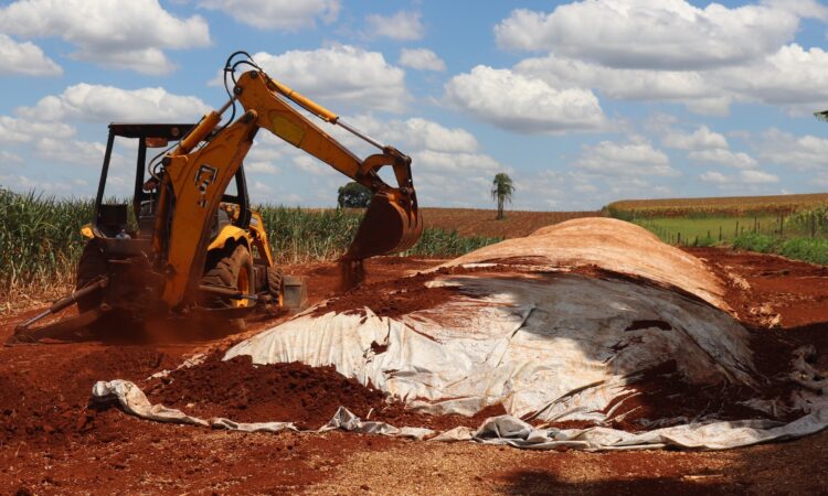 AGRICULTURA E OBRAS TRABALHANDO NO FECHAMENTO DE SILOS