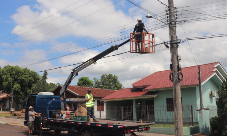 LICITAÇÃO PARA INSTALAÇÃO E MANUTENÇÃO DA ILUMINAÇÃO PÚBLICA