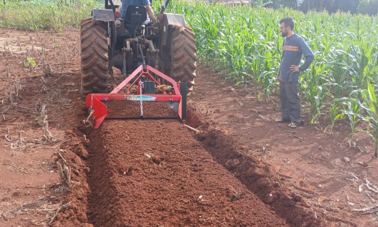 ENXADA ROTATIVA EM AÇÃO NAS PROPRIEDADES RURAIS