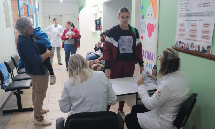 SAÚDE MOBILIZA COMUNIDADE PARA IMUNIZAÇÕES