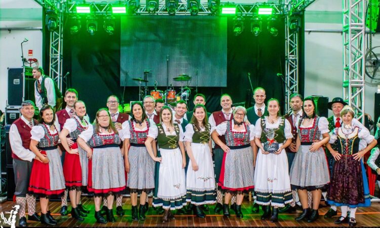 GRUPO DE DANÇAS FOLCLÓRICAS NO FESTIVAL DA CULTURA