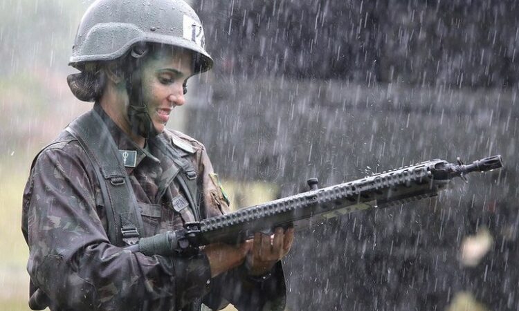DUAS ADOLESCENTES E O SONHO DA CARREIRA MILITAR