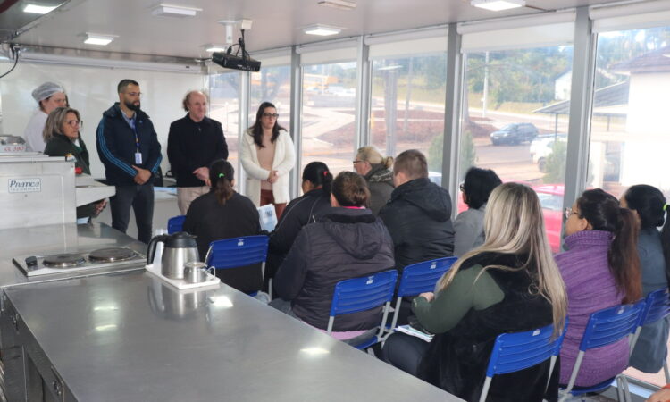 CURSO DE QUALIFICAÇÃO ‘ARTE DE COZINHAR’ COM 15 ALUNOS