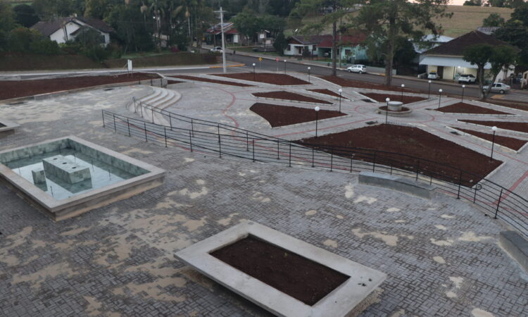 ÚLTIMA ETAPA NA IMPLANTAÇÃO DO JARDIM DAS ORQUÍDEAS