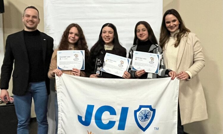ALUNA DA SAP VENCE PROJETO ORATÓRIA NAS ESCOLAS