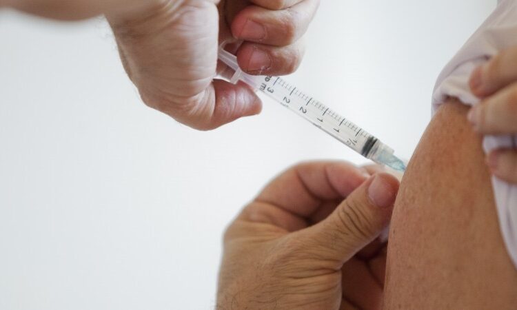 MAIS DE 70 PESSOAS IMUNIZADAS CONTRA A GRIPE