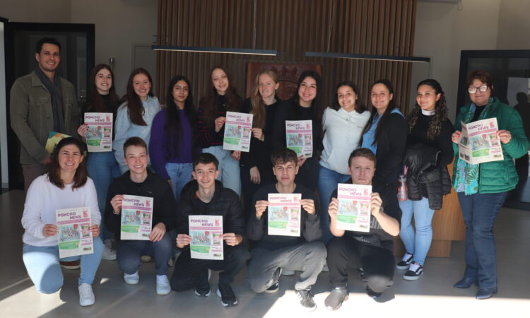 ESTUDANTES DIVULGAM O JORNAL ‘PONCHO NEWS’