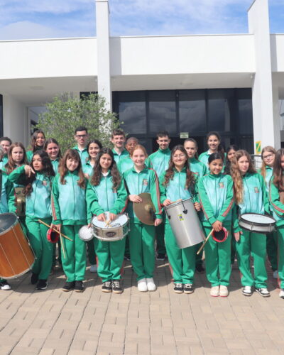 BANDA MUNICIPAL APRESENTA UNIFORME NA CAMINHADA CÍVICA