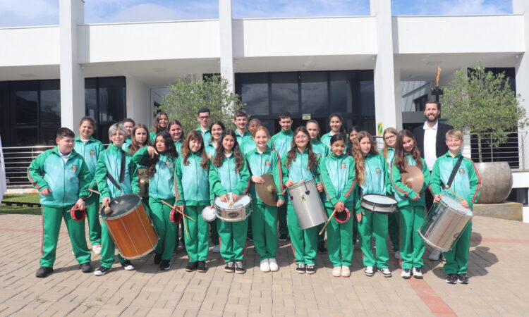 BANDA MUNICIPAL APRESENTA UNIFORME NA CAMINHADA CÍVICA