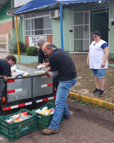 ENCONTRO DE CARROS ANTIGOS RECOLHE MAIS DE 400 KG DE ALIMENTOS