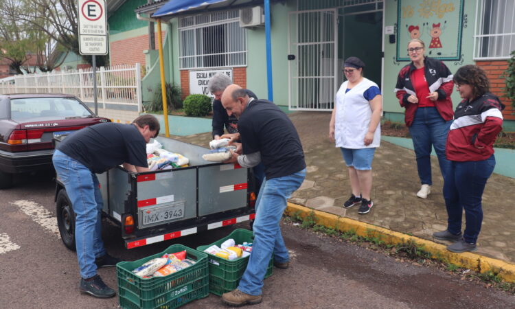 ENCONTRO DE CARROS ANTIGOS RECOLHE MAIS DE 400 KG DE ALIMENTOS