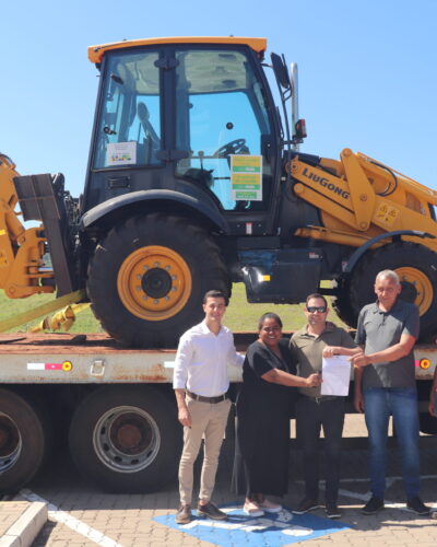 PATRULHA AGRÍCOLA RECEBE RETROESCAVADEIRA DO ESTADO