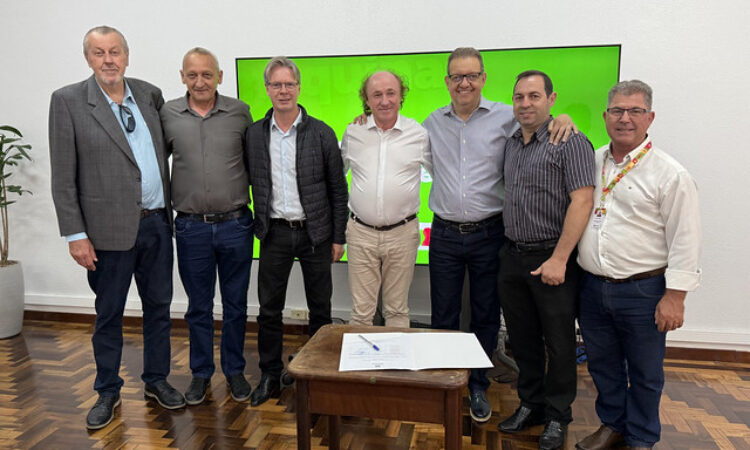 PREFEITO ASSINA CONVÊNIO PARA RECUPERAÇÃO DE ESTRADAS