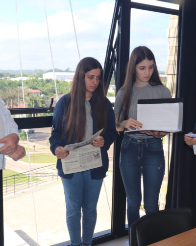 PREFEITO RECEBE DE ALUNOS PROJETO DE ARBORIZAÇÃO