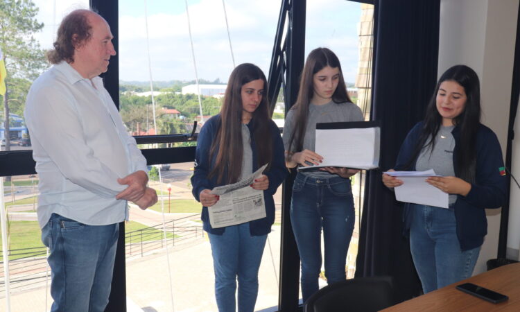 PREFEITO RECEBE DE ALUNOS PROJETO DE ARBORIZAÇÃO