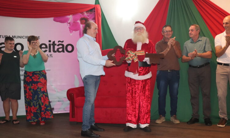PAPAI NOEL RECEBE A CHAVE DA CIDADE NO NATAL DAS ORQUÍDEAS