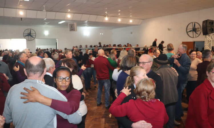 GRUPOS DA TERCEIRA IDADE NA FESTA DO BASTIÃO