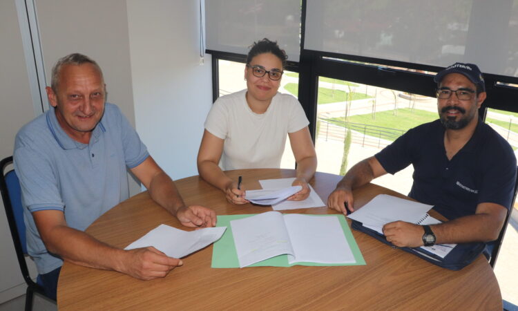 PREFEITURA E EMATER NO PROJETO DE CONSTRUÇÃO DE CISTERNAS