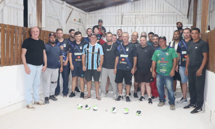 SÃO JOÃO, SÃO JOSÉ E SANTO ANTÔNIO A LARGAM COM VITÓRIA