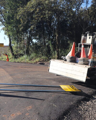 PLACAS DE SINALIZAÇÃO NO ASFALTO DE SAMPAIO