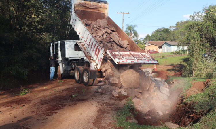 PREFEITURA EXECUTA SERVIÇOS EM SANTO ANTÔNIO, NO PAVIMENTA 3