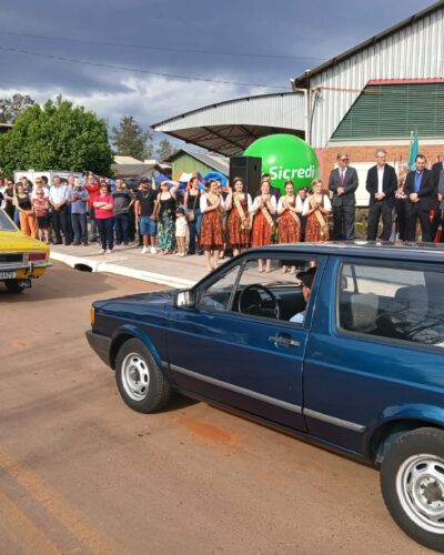 DESFILE TEMÁTICO E ‘TRATORAÇO’ COM MAIS DE 100 VEÍCULOS