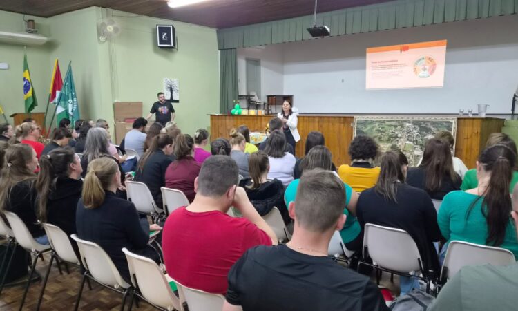 A UNIÃO FAZ A VIDA REÚNE 58 EDUCADORES
