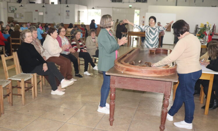 ROSA VERMELHA LARGA EM VANTAGEM NO BOLÃO DE MESA