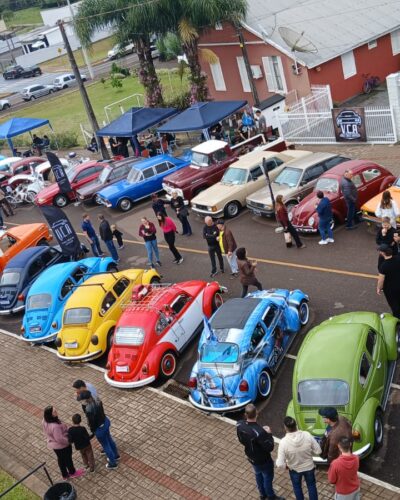 ENCONTRO DE CARROS ANTIGOS REÚNE MAIS DE 300 COLECIONADORES