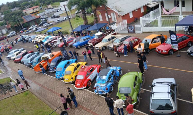 ENCONTRO DE CARROS ANTIGOS REÚNE MAIS DE 300 COLECIONADORES