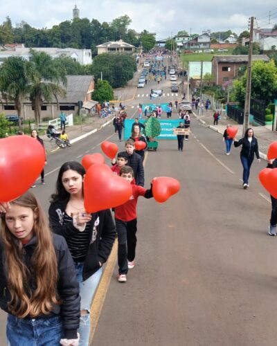 CAMINHADA CÍVICA ENCERRA SEMANA DA PÁTRIA