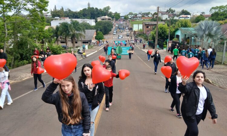 CAMINHADA CÍVICA ENCERRA SEMANA DA PÁTRIA