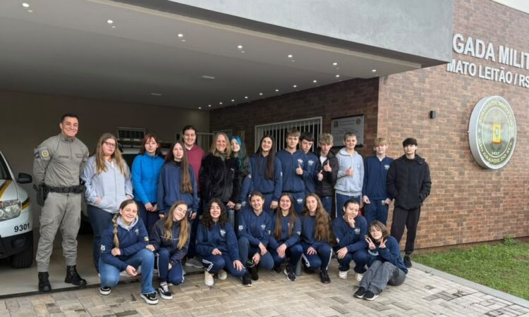 ALUNOS DO PONCHO VERDE NO PROJETO BRIGADA DE PORTAS ABERTAS