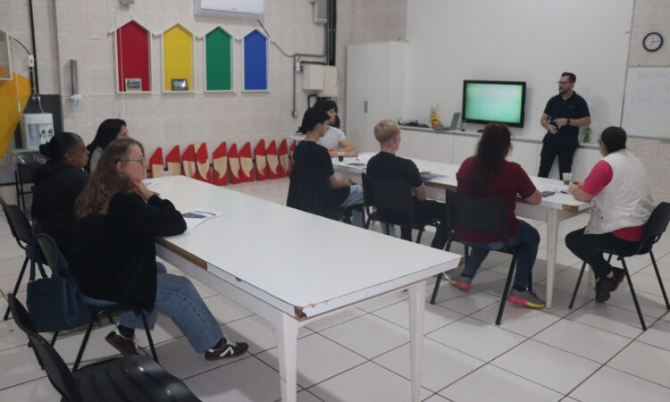 CURSO DE CONFECÇÃO DE CALÇADOS A PARTIR DA TERÇA-FEIRA